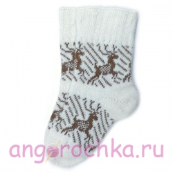 Белые вязаные носки с оленями