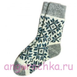 Женские вязаные носки со снежинками
