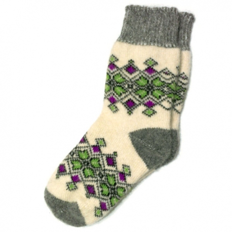 Вязаные теплые носки с зеленым орнаментом