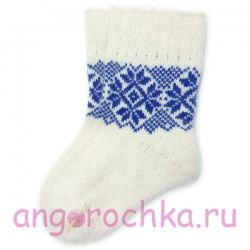 Белые вязаные носки с орнаментом